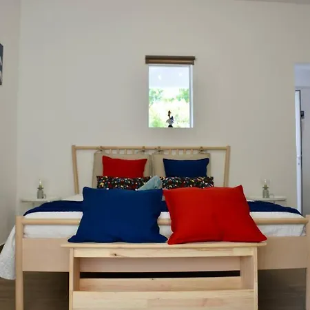 Waterfront - 4 Sleeps Apartment