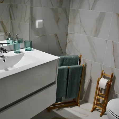 Waterfront - 4 Sleeps Apartment